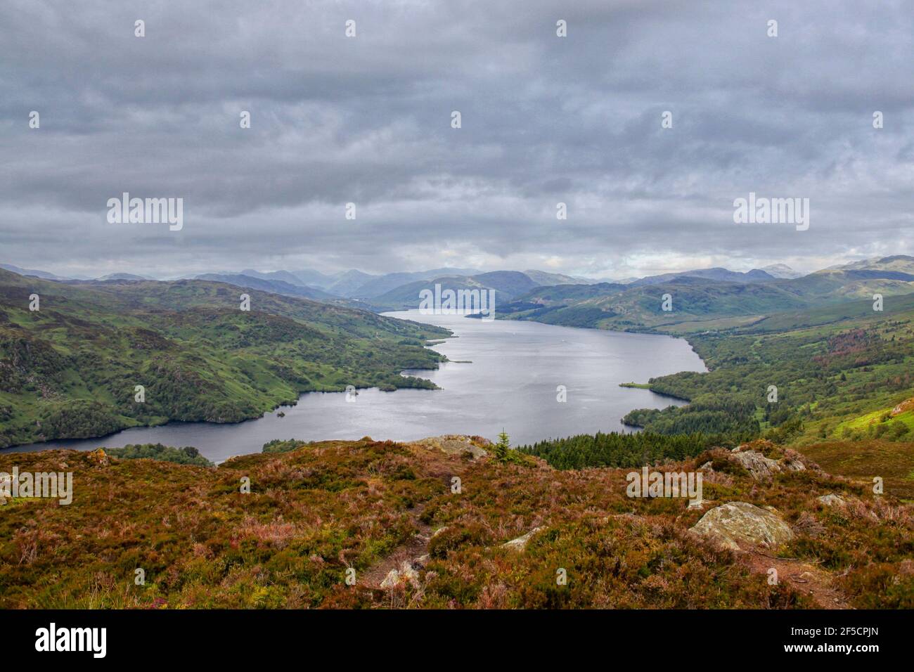 Loch Katrine en Escocia Foto de stock