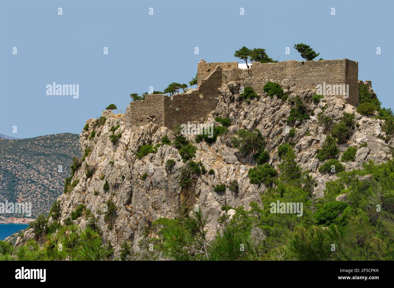 Fortaleza medieval de Monolithos en un acantilado rocoso construido por los cruzados en el siglo 15th (Rodas, Grecia) Foto de stock