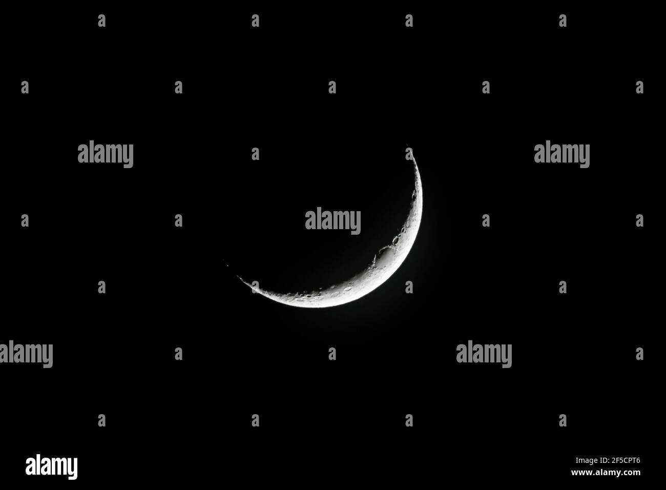 Primer plano de una creciente luna sobre el norte de Londres, Reino Unido Foto de stock