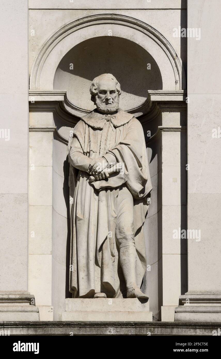 Londres, Inglaterra, Reino Unido. Estatua: John Russell, 1st Earl Russell (1792 - 1878), dos veces primer Ministro británico (1846-52 y 1865-66) en la fachada del For Foto de stock