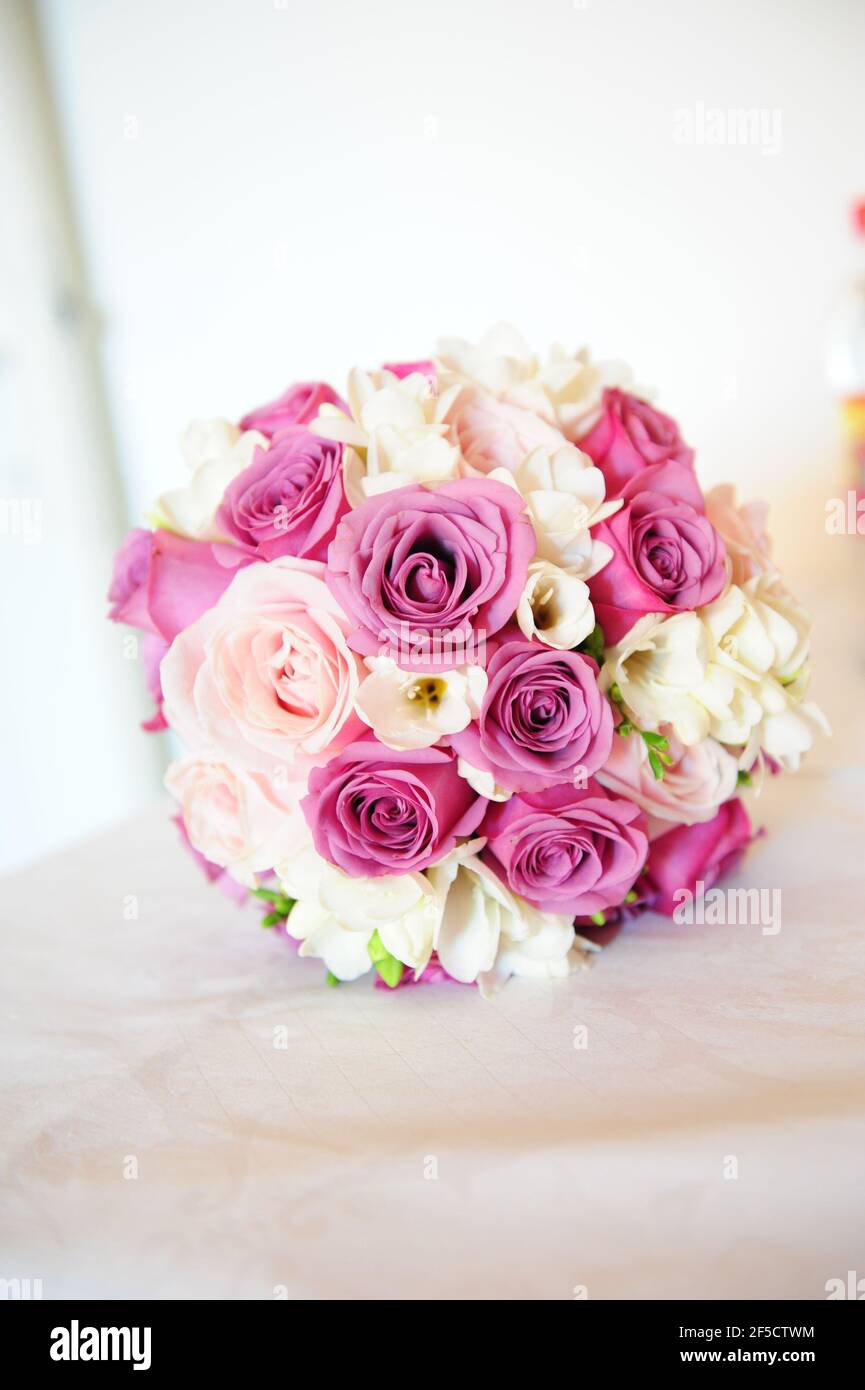 Ramo de boda redondo con diseño de ciclámenes y rosas, arreglos florales en  un estilo bohemio-chic perfecto, un accesorio nupcial tradicional perfecto  Fotografía de stock - Alamy