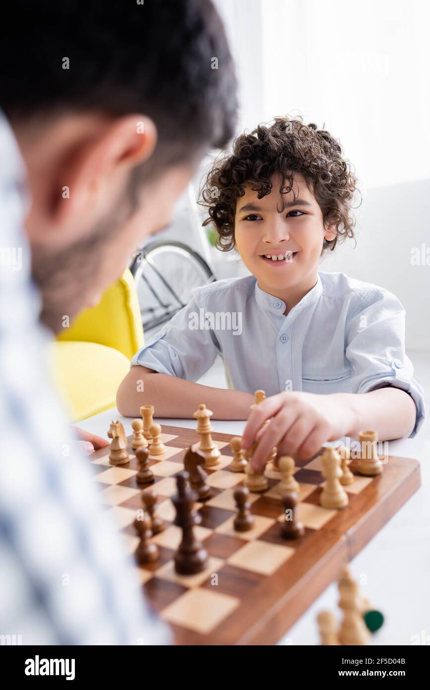 Ajedrez- niños musulmanes: Menores obligados a perder al ajedrez