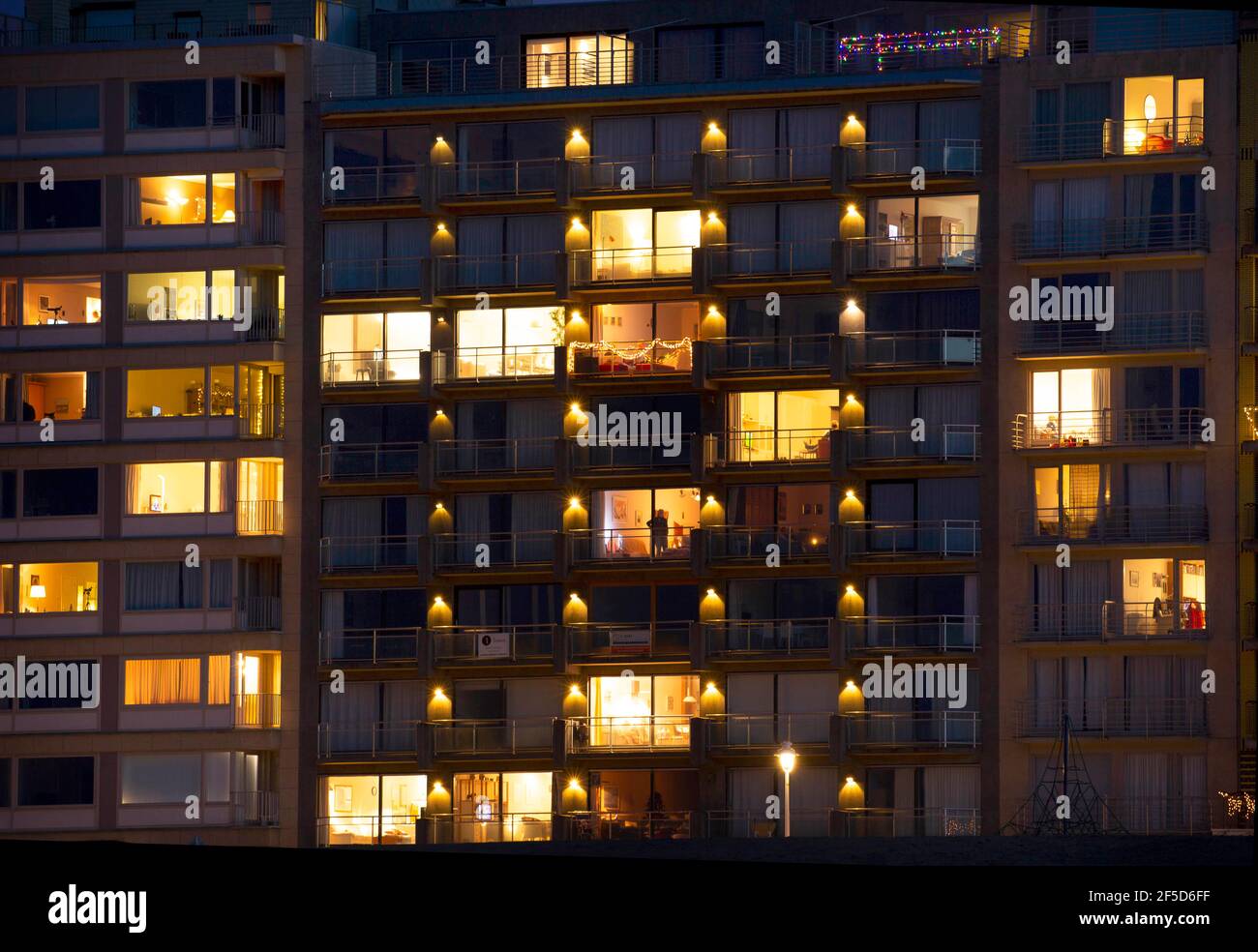 Apartamentos a lo largo de la costa belga por la noche, Bélgica, Flandes Occidental, Nieuwpoort Foto de stock