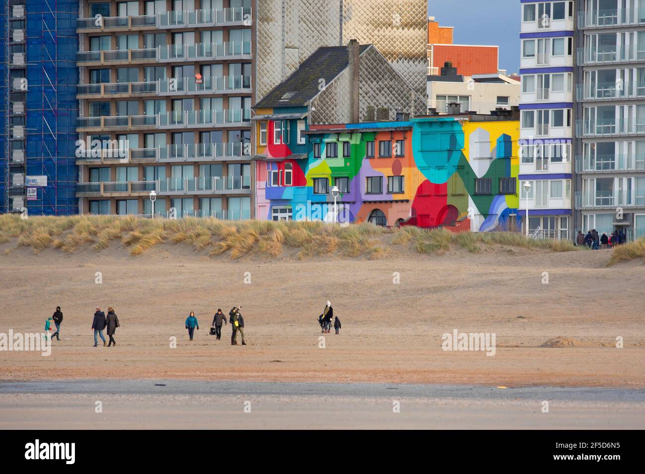 apartamentos y turistas a lo largo de la costa belga, Bélgica, Flandes Occidental, Nieuwpoort Foto de stock