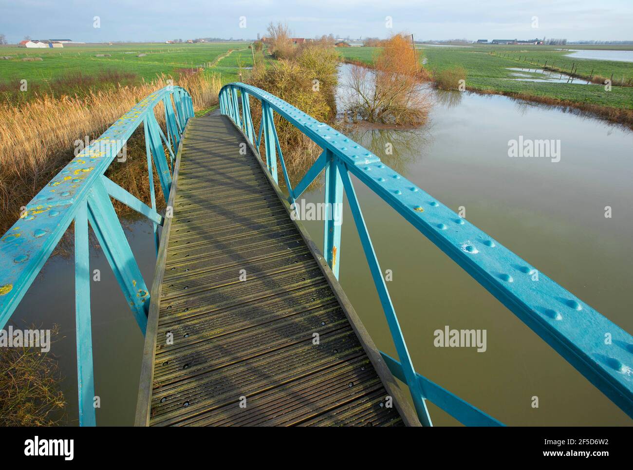 puente sobre el río IJzer, Bélgica, Flandes Occidental, IJzerbroeken, Diksmuide Foto de stock