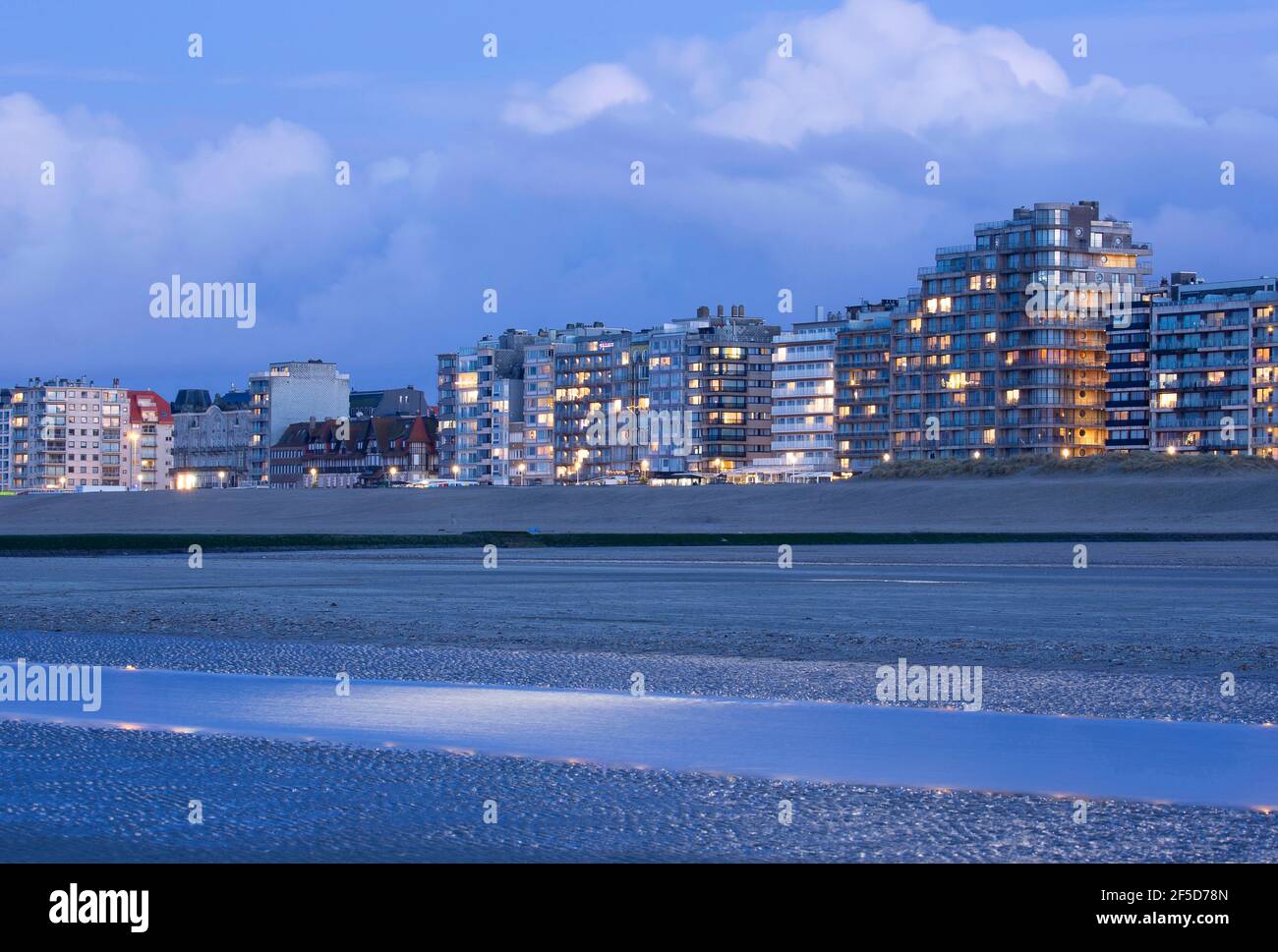 apartamentos a lo largo de la costa belga por la noche, Bélgica, Flandes Occidental, Nieuwpoort Foto de stock