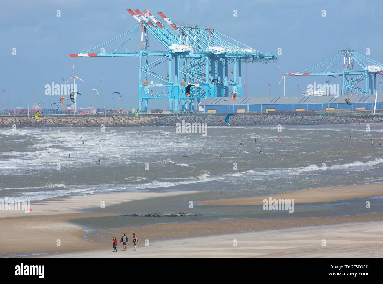 Kitesurf en Zeebrugge, Bélgica, Flandes Occidental, Blankenberge Foto de stock