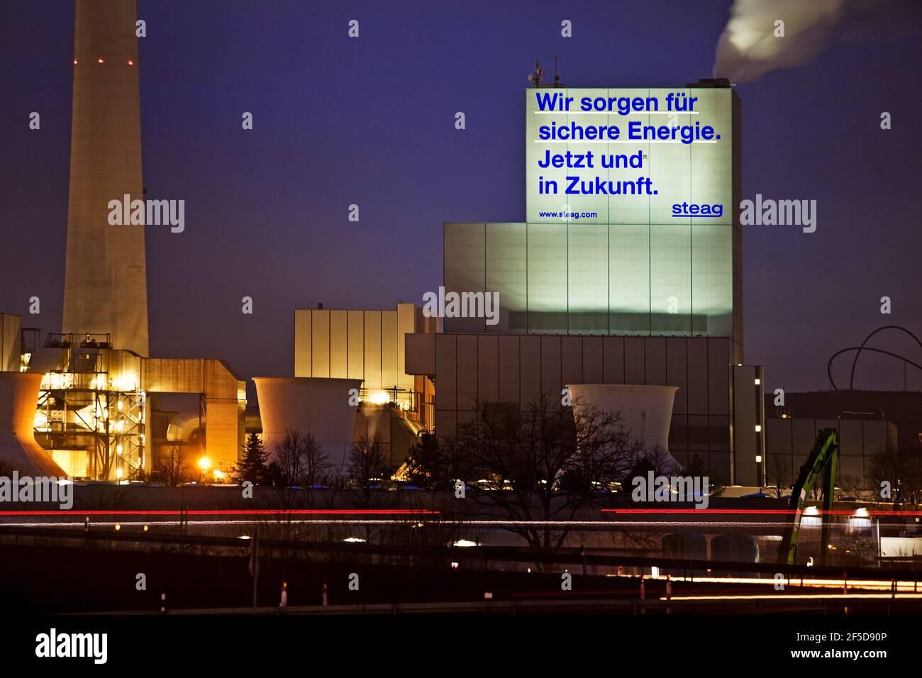 Planta de energía Herne con la declaración "proporcionamos energía segura. Ahora y en el futuro", Alemania, Renania del Norte-Westfalia, Ruhr Area, Herne Foto de stock