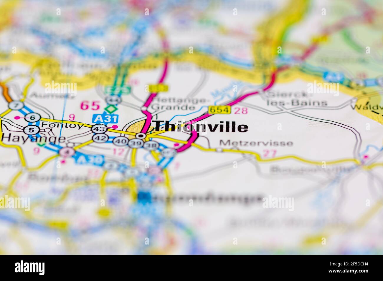 Thionville y sus alrededores se muestran en un mapa geográfico o. hoja de ruta Foto de stock