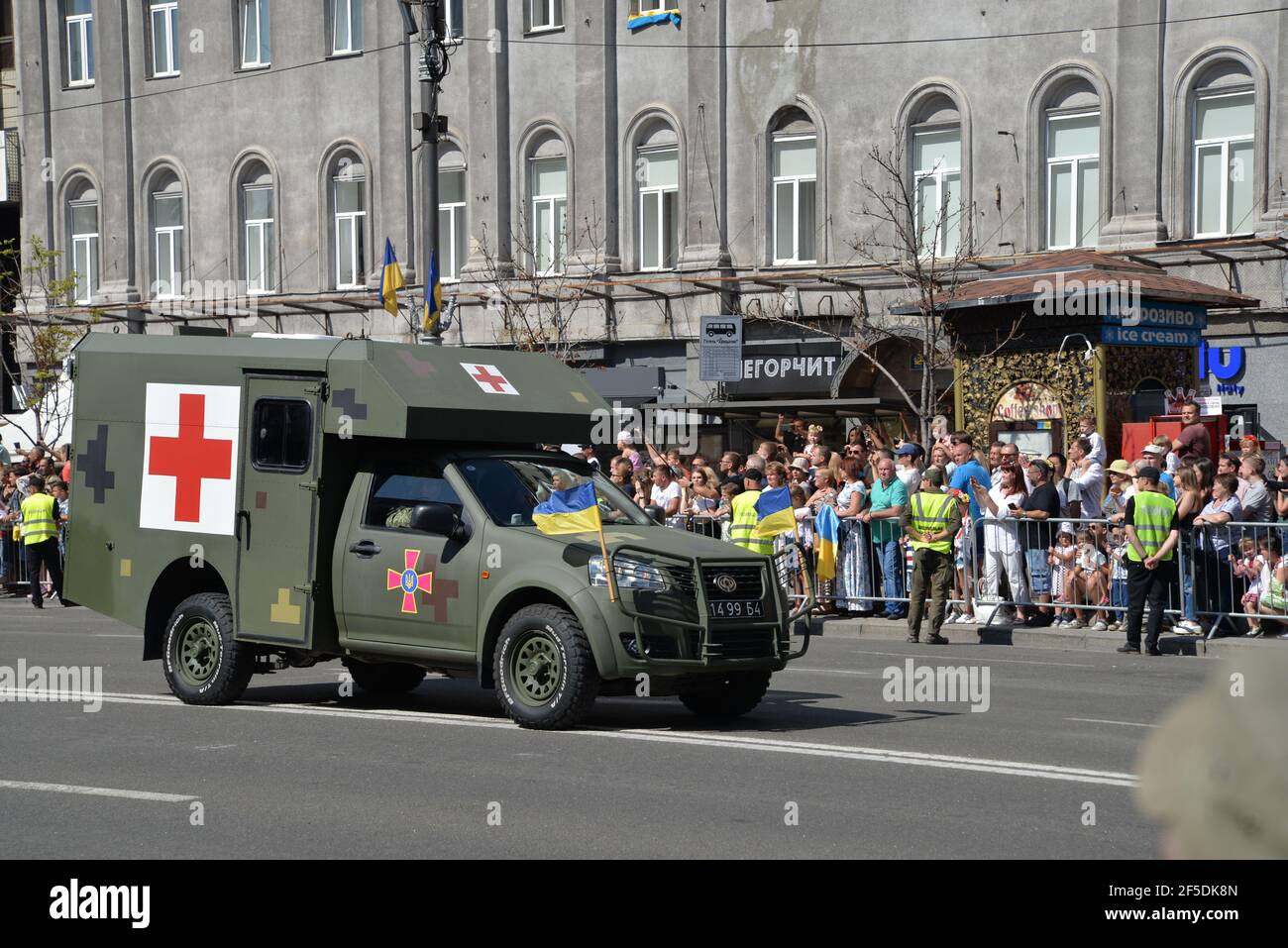 Kiev, Ucrania - 24 2018 de agosto: Desfile del día de la Independencia en la calle Khreshchatyk Foto de stock