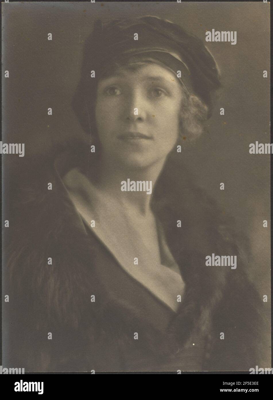 Retrato de una mujer con sombrero de terciopelo. Louis Fleckenstein (Americano, 1866 - 1943) Foto de stock