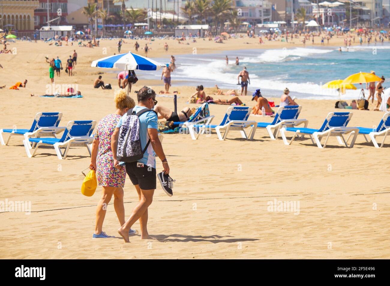 Las Palmas, Gran Canaria, Islas Canarias, España. 26th de marzo de 2021.  Los lugareños y los turistas se basan en la playa de la ciudad en las Palmas  en Gran Canaria; una
