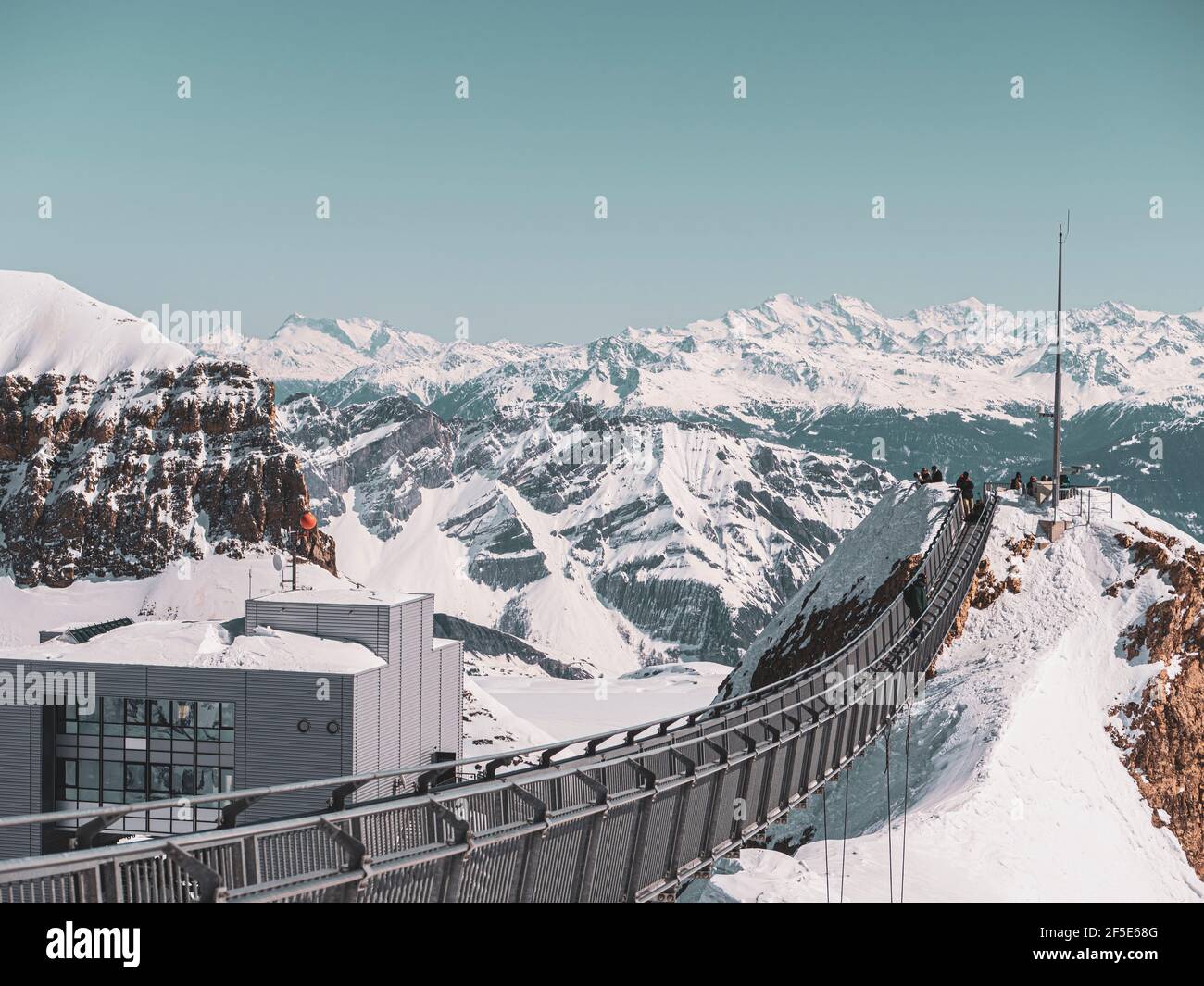 Hermosos picos alpinos cubiertos de nieve en el pueblo de montaña de Les Diableret en Suiza. Foto de stock