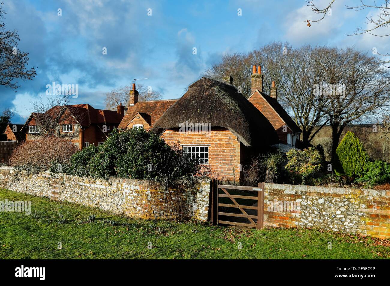 Casa con extensión de paja en la aldea de Shepherd's Green entre Henley-on-Thames y Highmoor; Shepherd's Green, Oxfordshire, Reino Unido Foto de stock