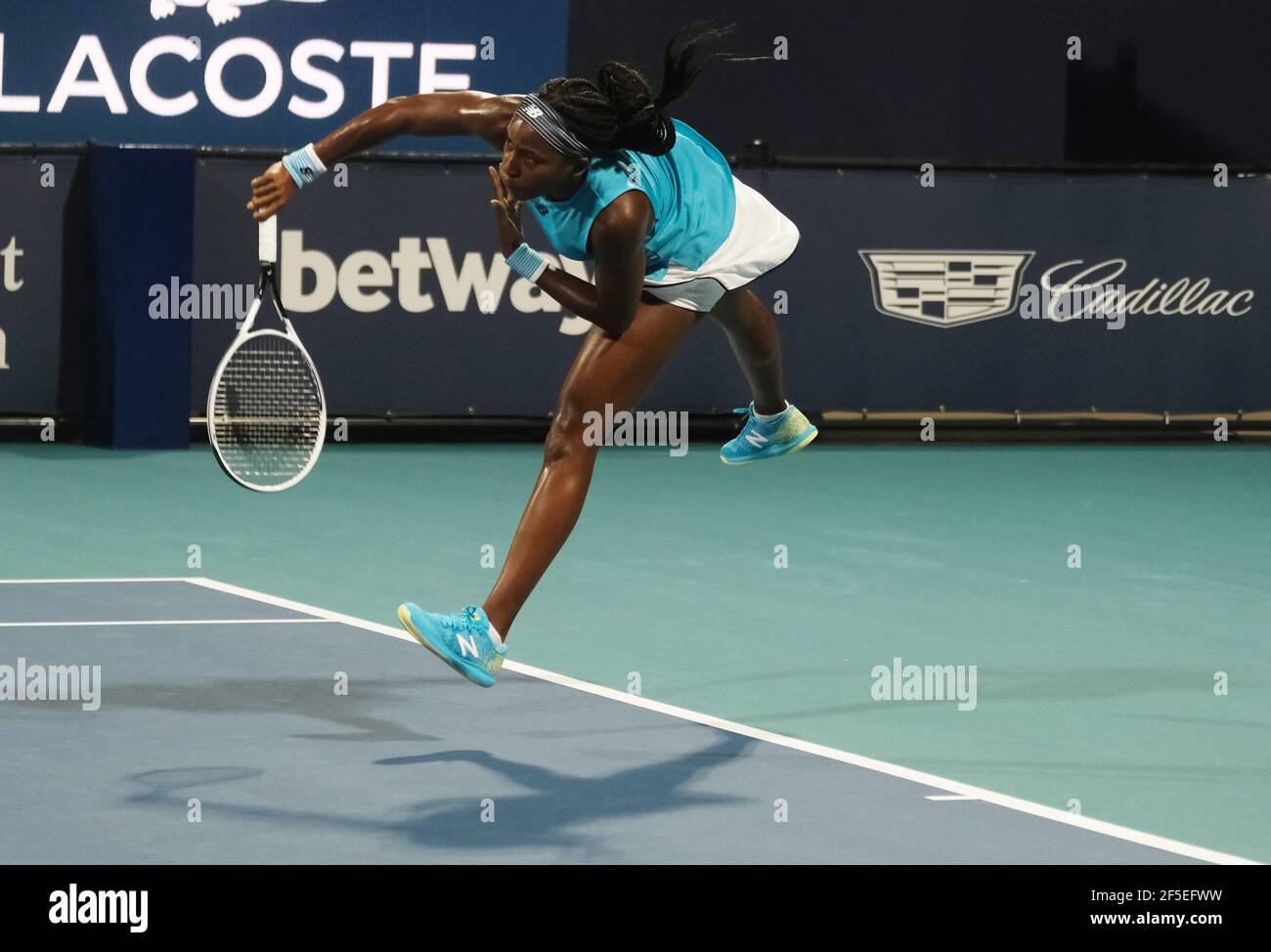 Miami Gardens, Estados Unidos. 25th de marzo de 2021. El CORI 'Coco' Gauff de los Estados Unidos sirve a Anastasija Sevastova de Letonia en la cancha del estadio en el Miami Open en el Hard Rock Stadium en Miami Gardens, Florida, el jueves, 25 de marzo de 2021. Sevastova derrotó a Gauff 1-6, 6-2, 6-3. Foto de Gary I Rothstein/UPI crédito: UPI/Alamy Live News Foto de stock