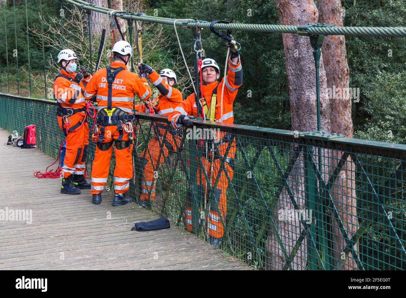 El Servicio de Bomberos de Dorset lleva a cabo un ejercicio de entrenamiento en el puente colgante en Alum Chine, Bournemouth, Dorset UK en marzo durante el cierre de Covid-19 Foto de stock