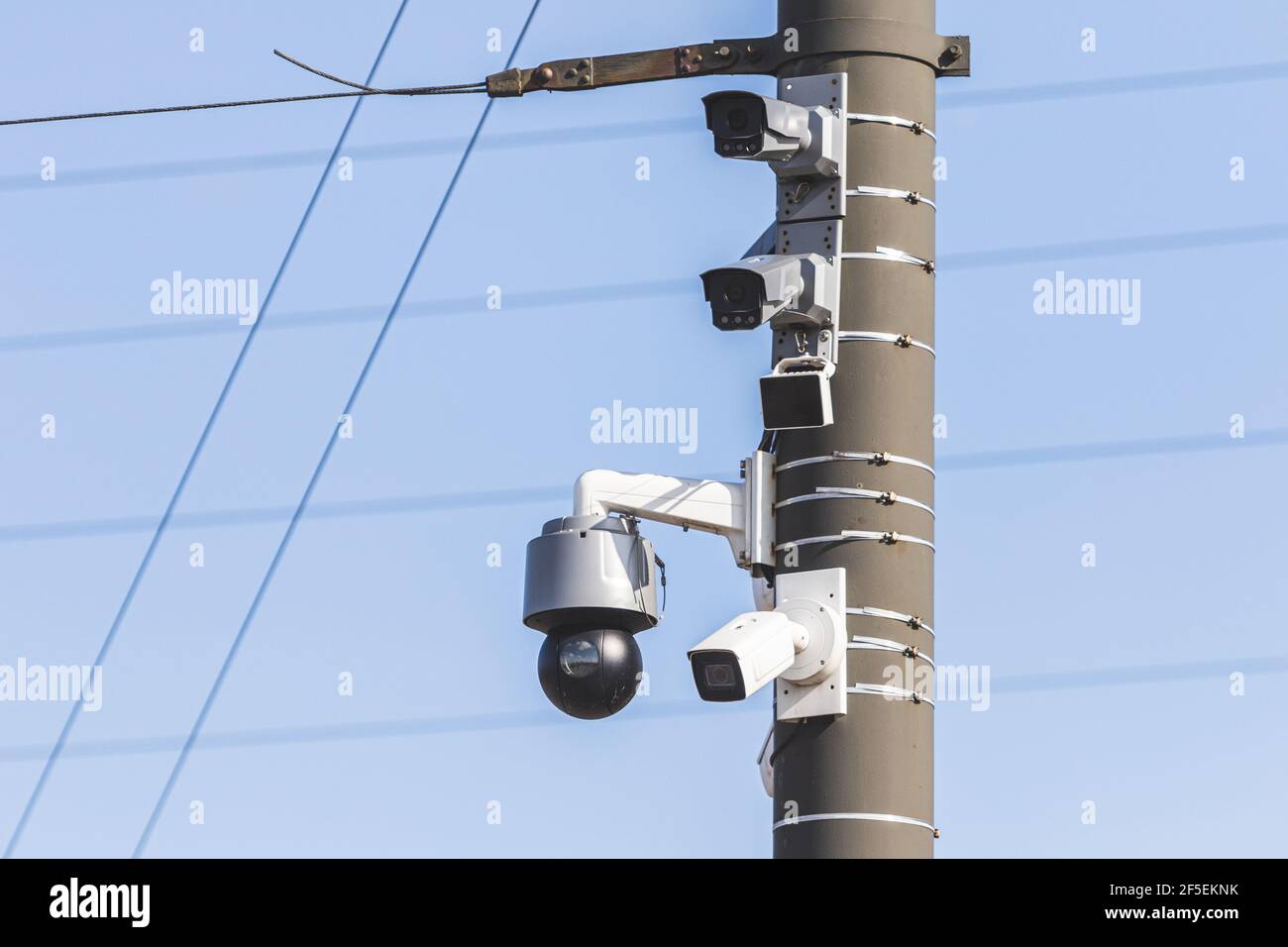 Cámara de seguridad cctv o cámara de vigilancia en el fondo del edificio  concepto de tecnología ia generativa