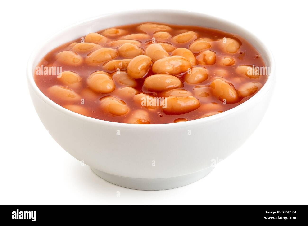 Frijoles horneados en salsa de tomate en un cuenco blanco de cerámica  aislado en blanco Fotografía de stock - Alamy