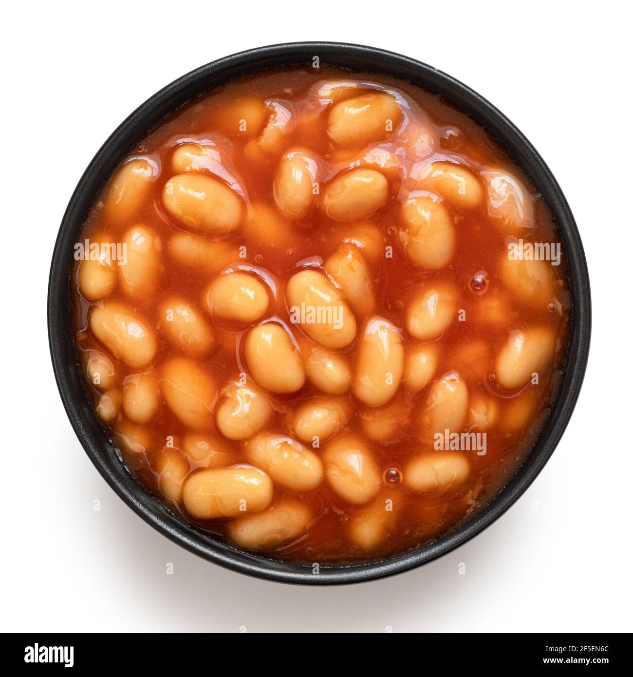 Frijoles horneados en salsa de tomate en un cuenco de cerámica negro  aislado en blanco. Vista superior Fotografía de stock - Alamy