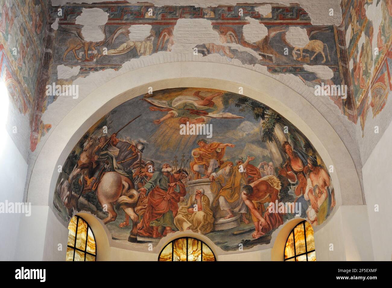 italia, roma, iglesia de san giovanni a porta latina, pinturas medievales y ábside frescos de federico zuccari (siglo 16th) Foto de stock