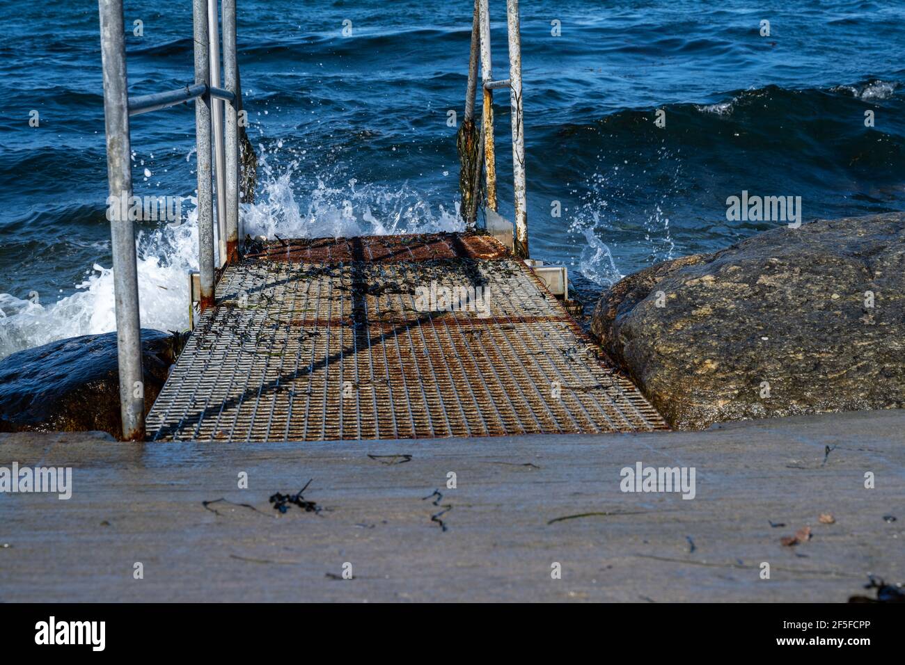 Una plataforma de acero para buceadores. Azul océano en el fondo. Foto de Malmo, sur de Suecia Foto de stock