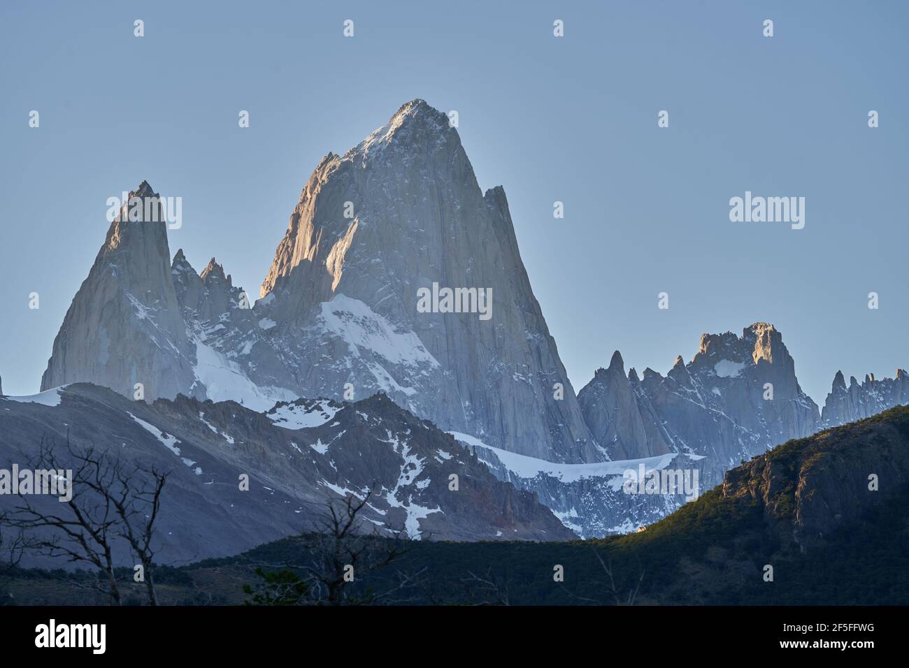 El Monte Fitzroy es un pico alto y característico en el sur de Argentina, Patagonia, Sudamérica y un destino turístico popular para el senderismo Foto de stock