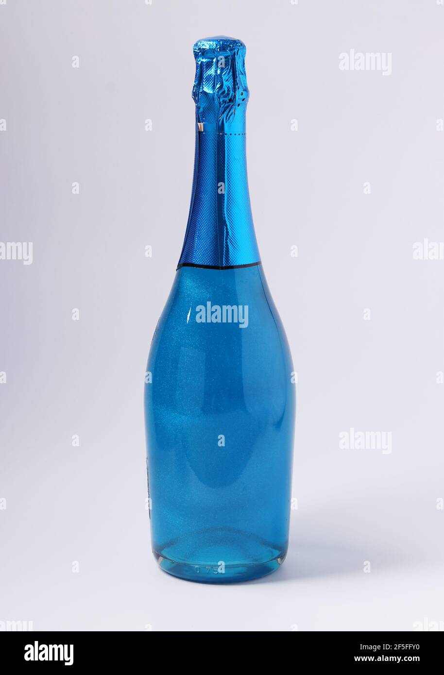 Huelga Ru Ganar Brillo comestible champagne azul brillante en botella sobre fondo blanco.  Formato vertical Fotografía de stock - Alamy