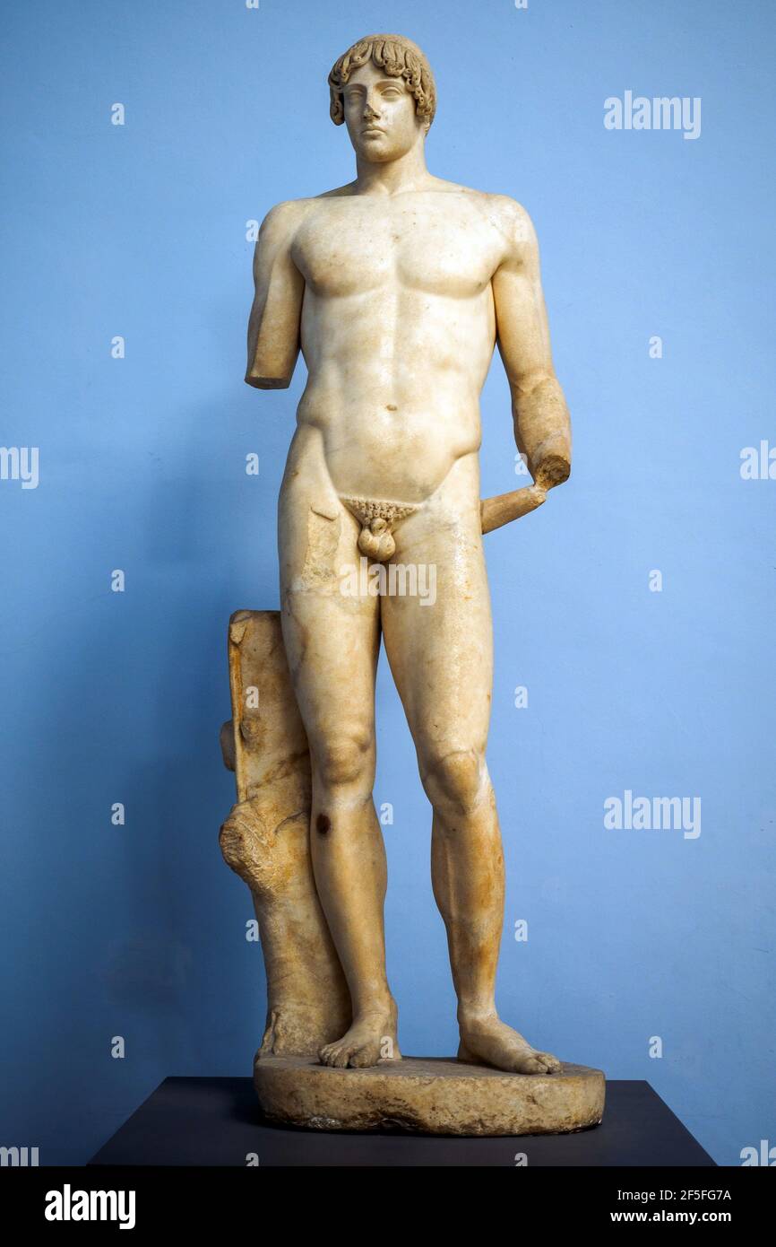 Estatua de mármol de Apolo / atleta Romano 1st siglo AD Después de griego  original de alrededor de 470-460 AC Fotografía de stock - Alamy