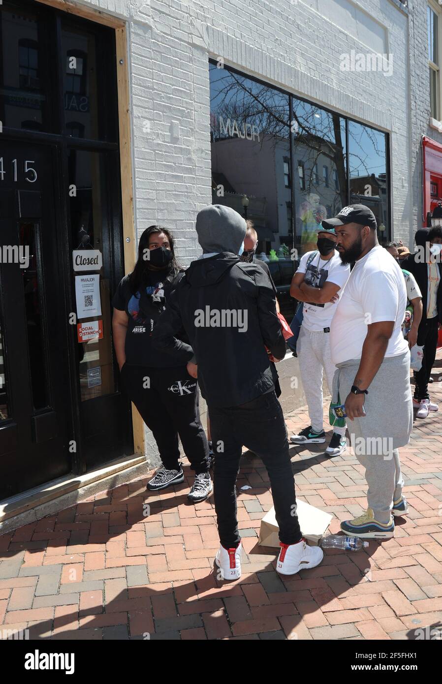 Washington, DC, EE.UU. 26th de marzo de 2021. Los clientes esperan fuera de  la principal tienda de calzado de Duk-Ki Yu en el día 2021 de Air Max,  lanzando la nueva línea