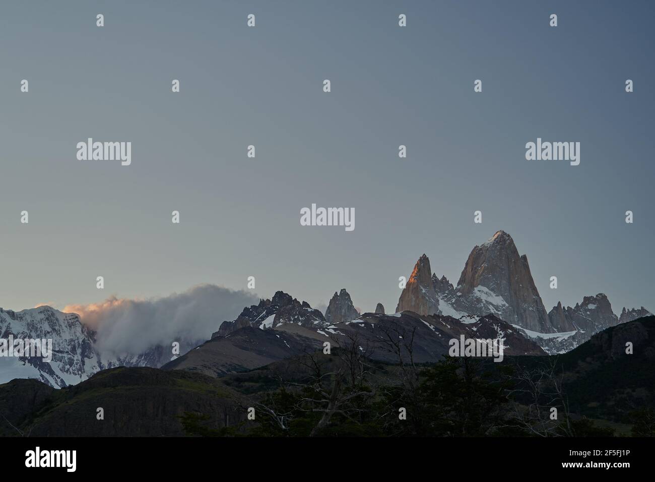 El Monte Fitzroy es un pico alto y característico en el sur de Argentina, Patagonia, Sudamérica y un destino turístico popular para el senderismo Foto de stock