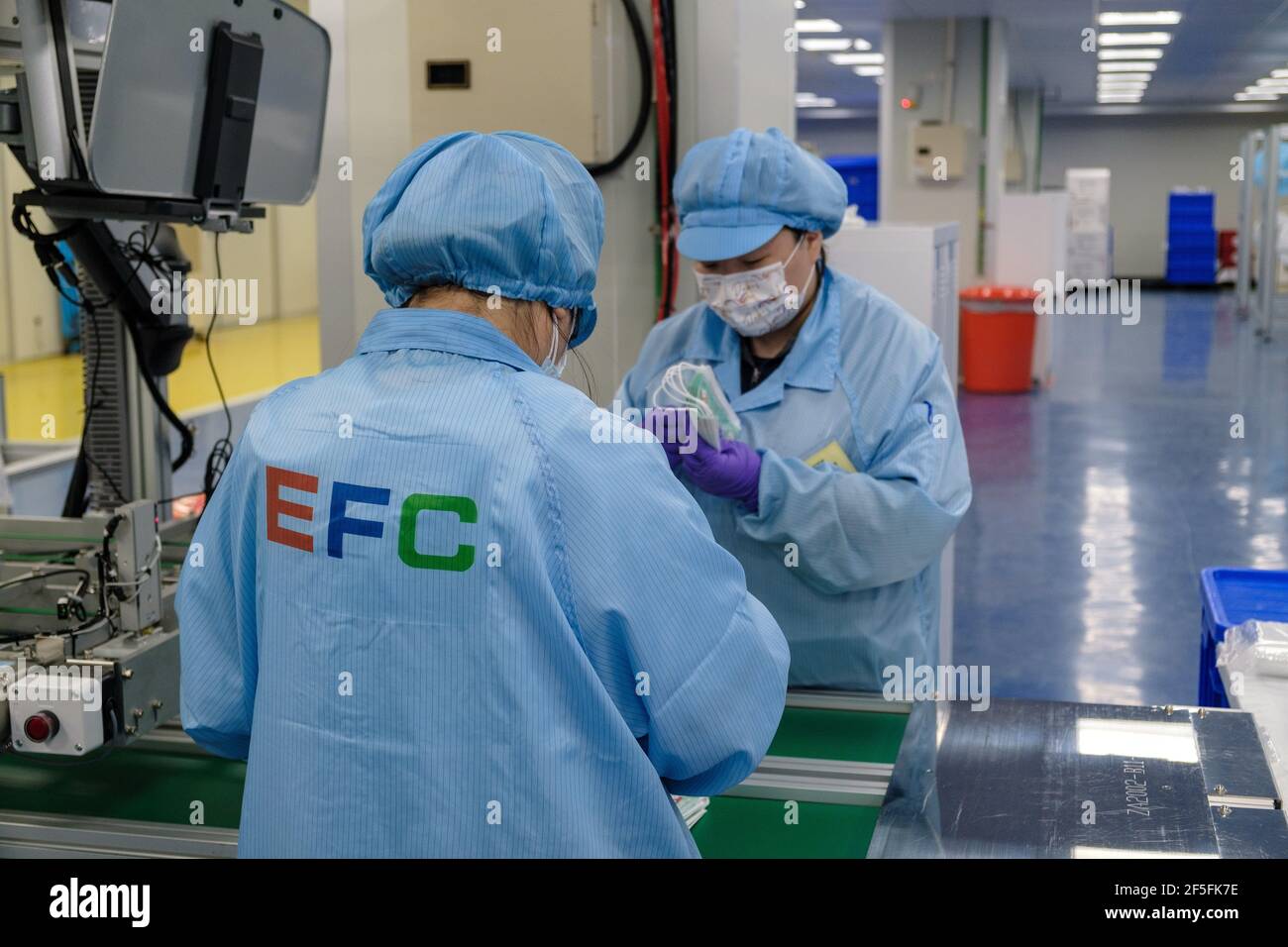 Taoyuan, Taiwán. 24th de marzo de 2021. Trabajadores clasificando máscaras en la fábrica de máscaras protectoras de Easy Field Corporation (EFC) en Taoyuan. Crédito: SOPA Images Limited/Alamy Live News Foto de stock