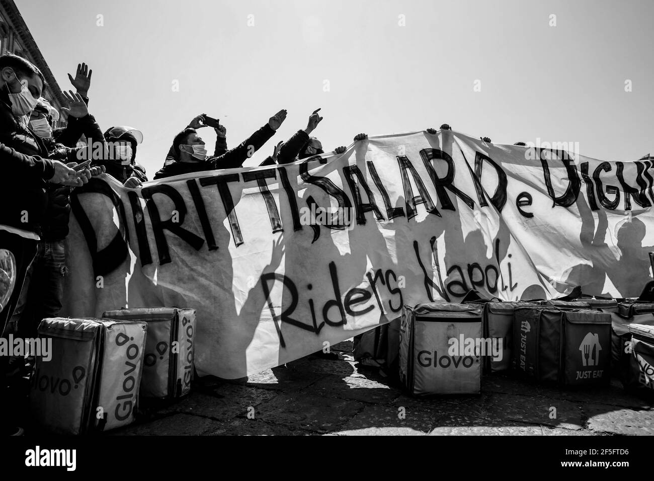 25 de marzo de 2020, NÁPOLES, CAMPANIA, ITALIA: 26/03/2021 Nápoles, Esta mañana los napolitanos tomaron las calles para protestar por más derechos de los trabajadores. (Imagen de crédito: © Fabio Sasso/ZUMA Wire) Foto de stock