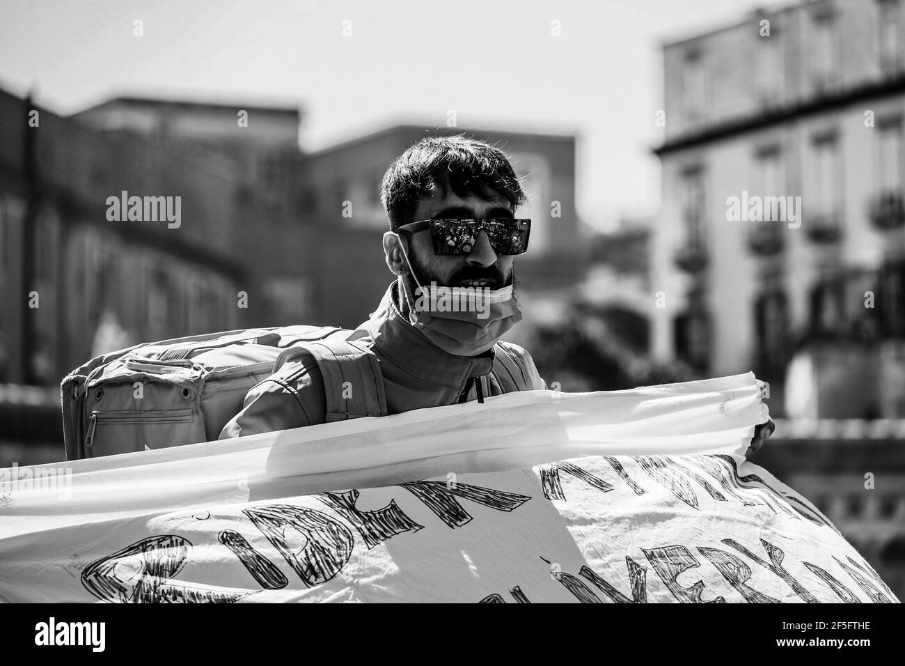 Nápoles, Campania, Italia. 25th de marzo de 2020. 26/03/2021 Nápoles, esta mañana los napolitanos tomaron las calles para protestar por más derechos de los trabajadores. Crédito: Fabio Sasso/ZUMA Wire/Alamy Live News Foto de stock