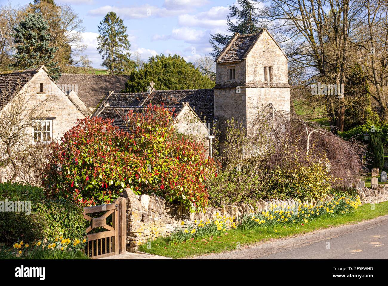 Primavera en el pueblo Cotswold de Bagendon, Gloucestershire, Reino Unido Foto de stock