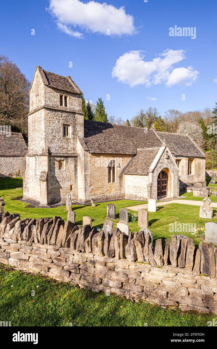 Primavera en la iglesia de St Margarets en el pueblo Cotswold de Bagendon, Gloucestershire, Reino Unido Foto de stock
