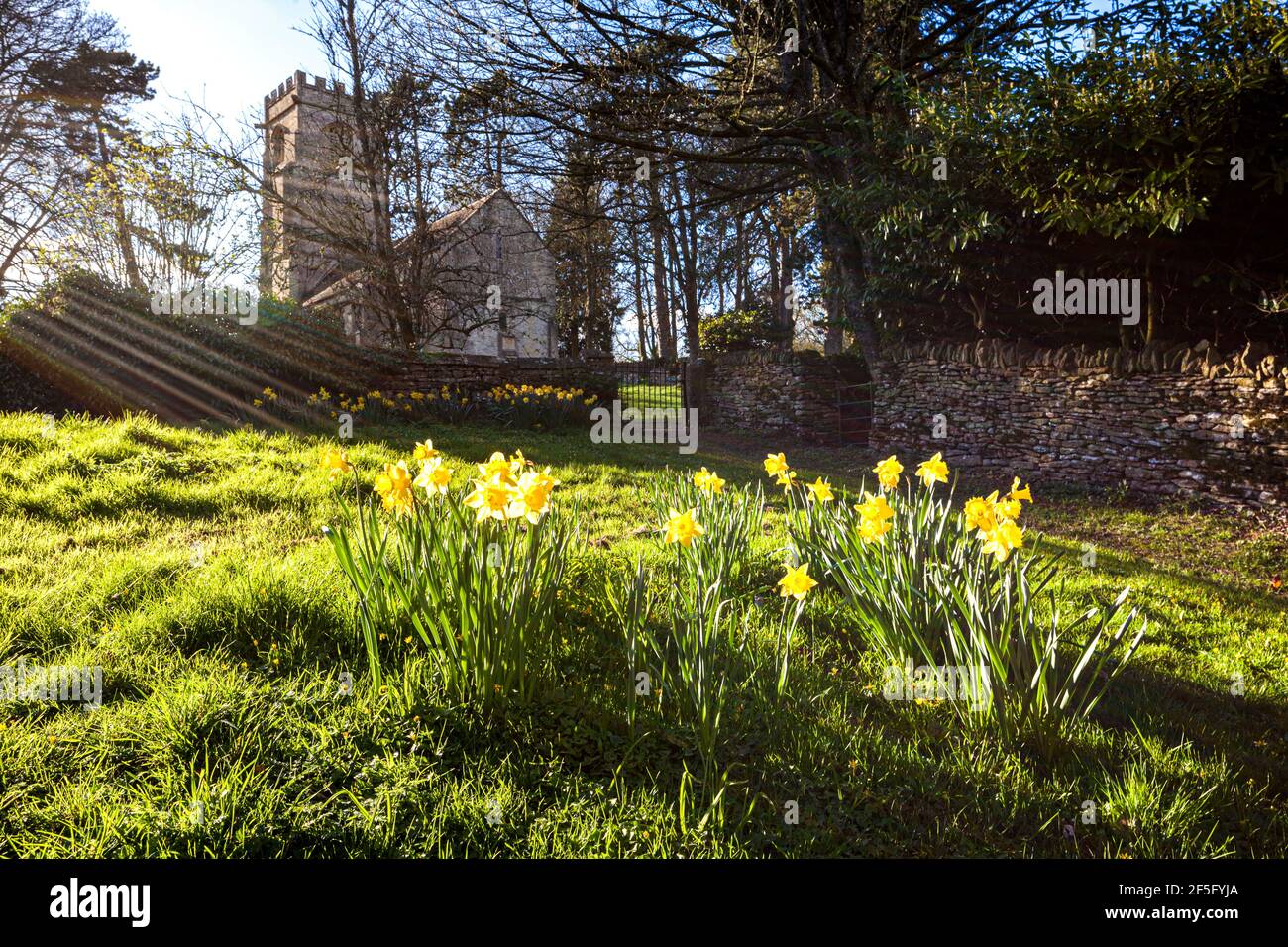 Primavera en la iglesia normanda de San Juan en el pueblo Cotswold de Elkstone, Gloucestershire, Reino Unido Foto de stock