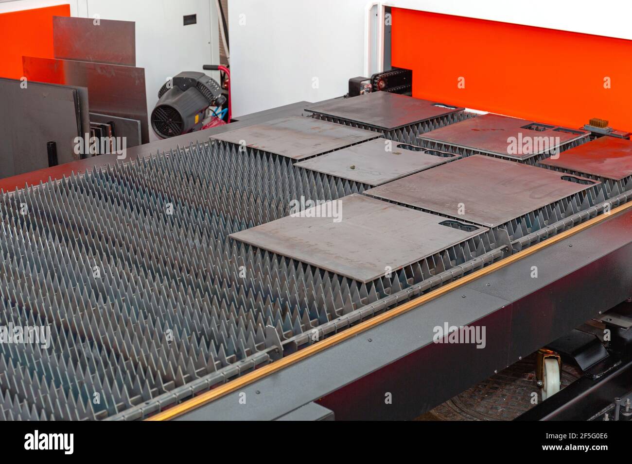 Tabla de máquina de corte láser de fibra en el taller Fotografía de stock -  Alamy