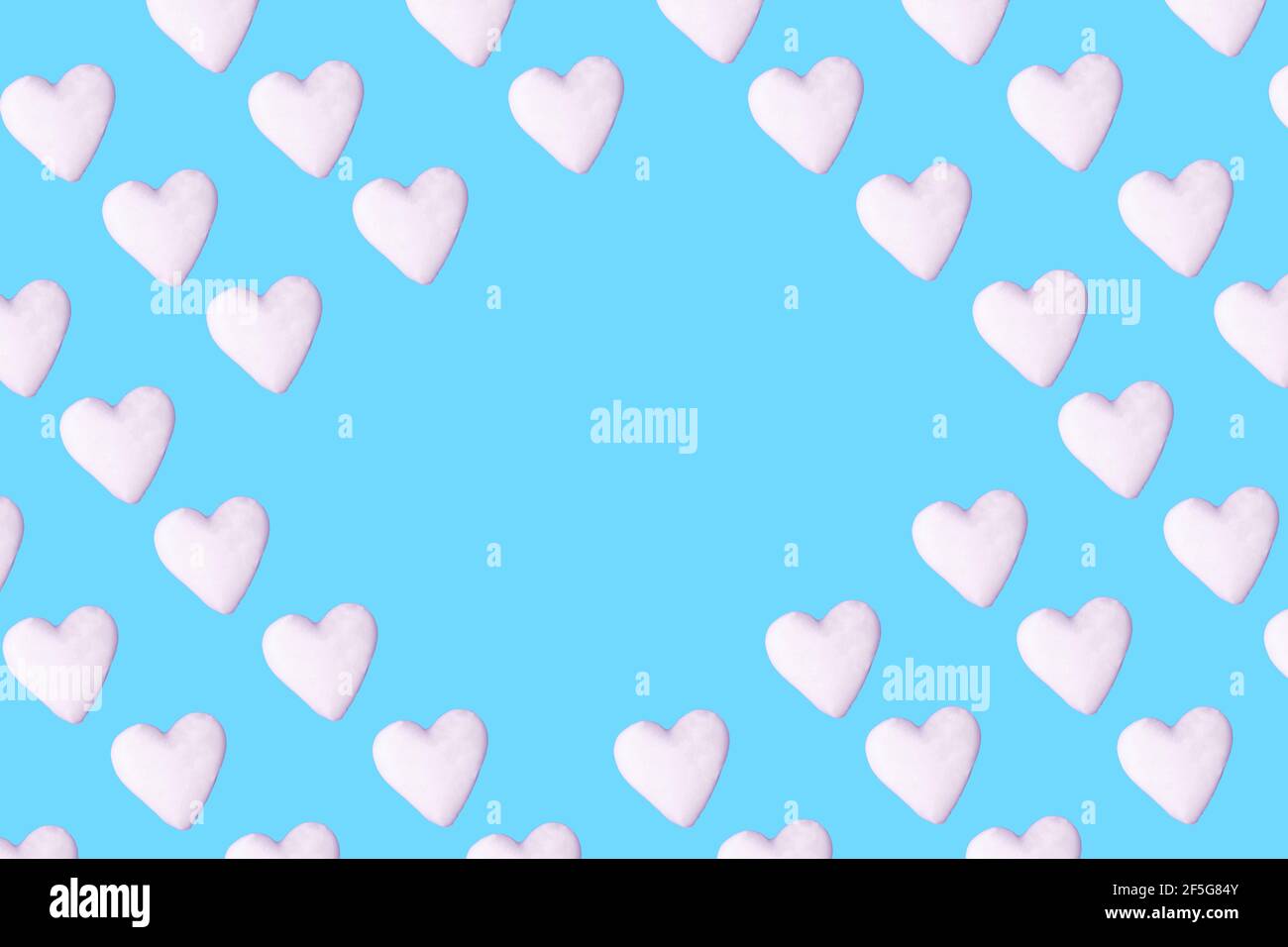 Fondo azul pastel con corazones blancos con espacio de copia. Diseño  artístico de amor mínimo Fotografía de stock - Alamy