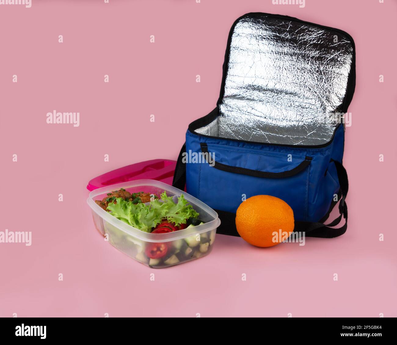 Bolsa térmica y recipiente con ensalada, carne y naranja. Almuerzo casero  para llevar Fotografía de stock - Alamy