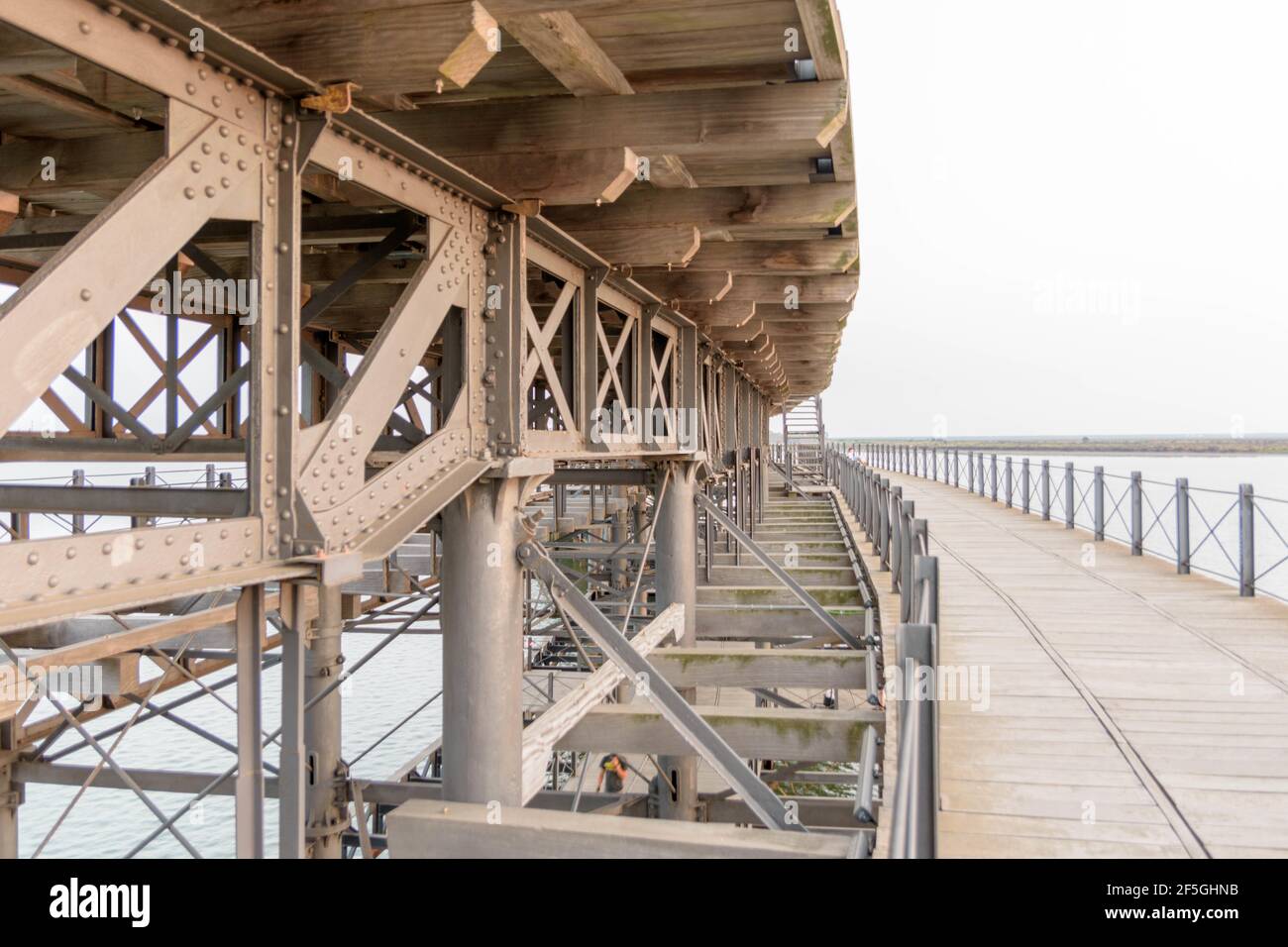 Muelle de carga en la Ría de Huelva. La arquitectura de hierro del siglo  20th Fotografía de stock - Alamy