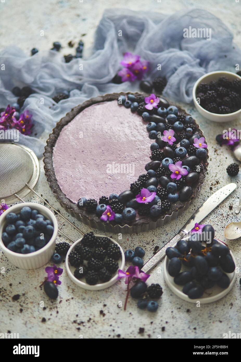 Tarta de blackberry casera. Tarta dulce con arándanos y uvas en mesa de piedra Foto de stock