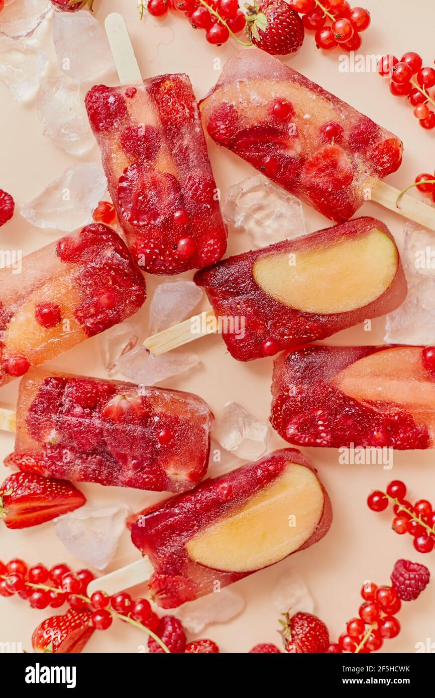 Helado casero varias bayas rojas jugo natural paletas - paletas - paletas de hielo Foto de stock