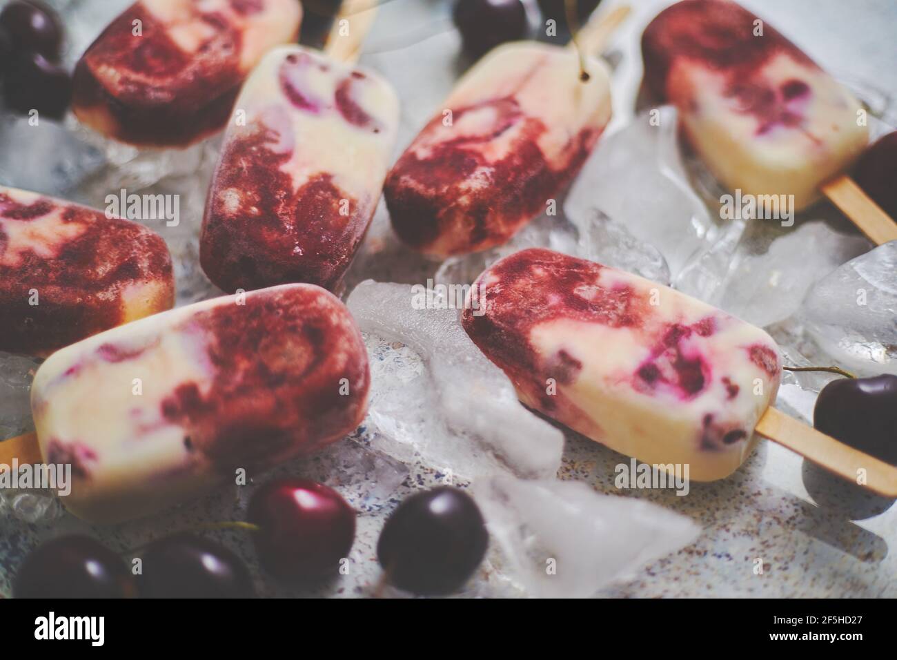 Deliciosas paletas caseras hechas de cerezas y crema. Foto de stock