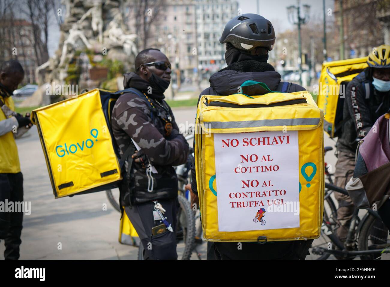 Los ciclistas que dan comida en bicicleta protestan contra las condiciones de trabajo. Turín, Italia - Marzo 2021 Foto de stock