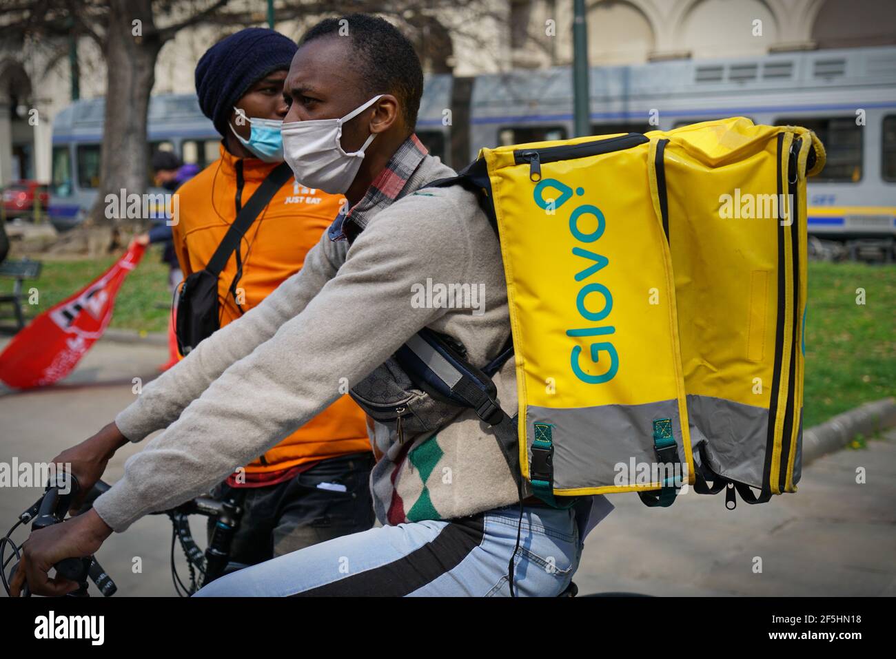 Los ciclistas que dan comida en bicicleta protestan contra las condiciones de trabajo. Turín, Italia - Marzo 2021 Foto de stock