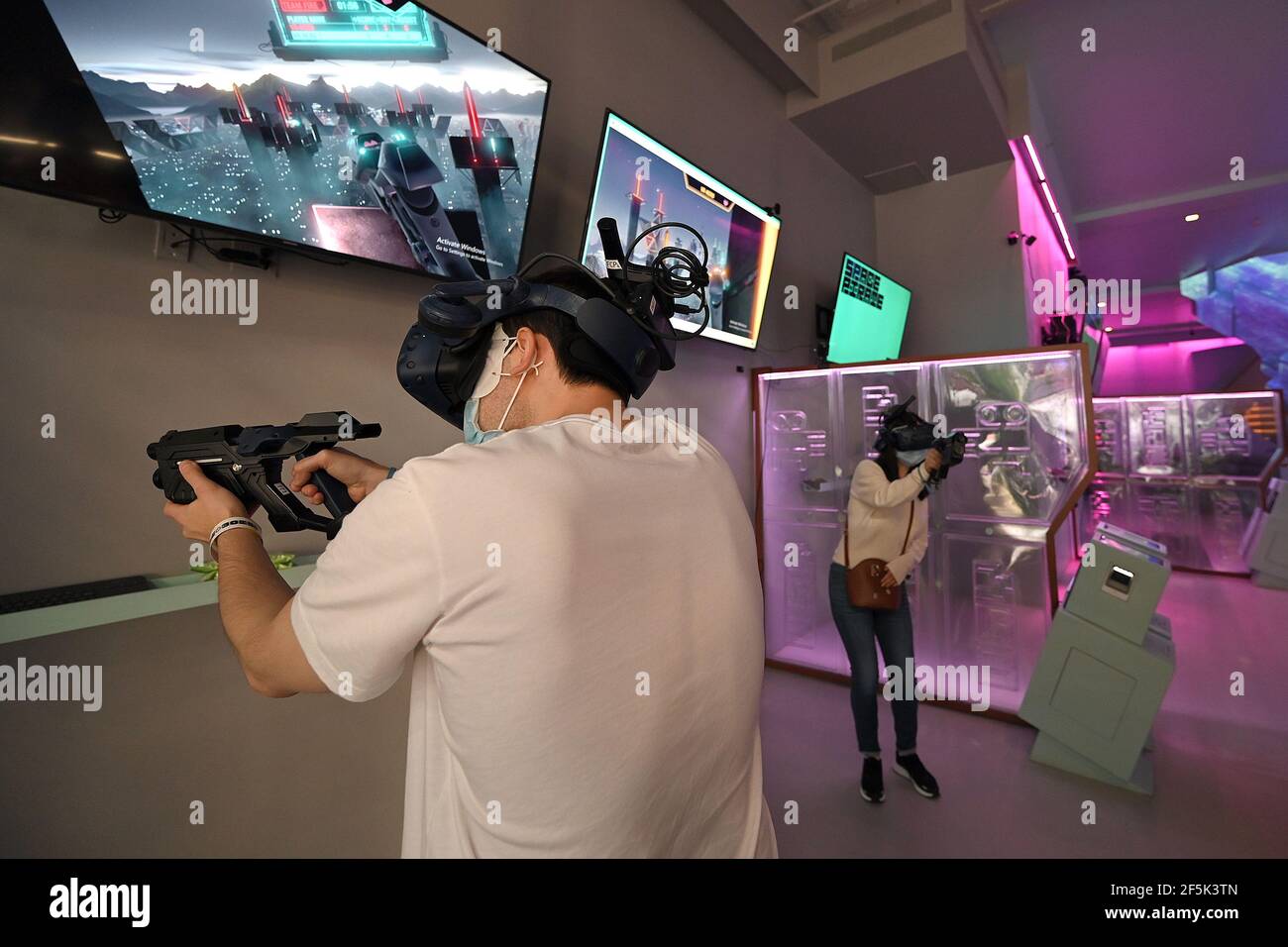 Dos personas compiten en un juego de etiquetas láser virtual en VR World NYC  mientras el entretenimiento en interiores se reanuda a un 25% de capacidad  en Nueva York, NY, 26 de