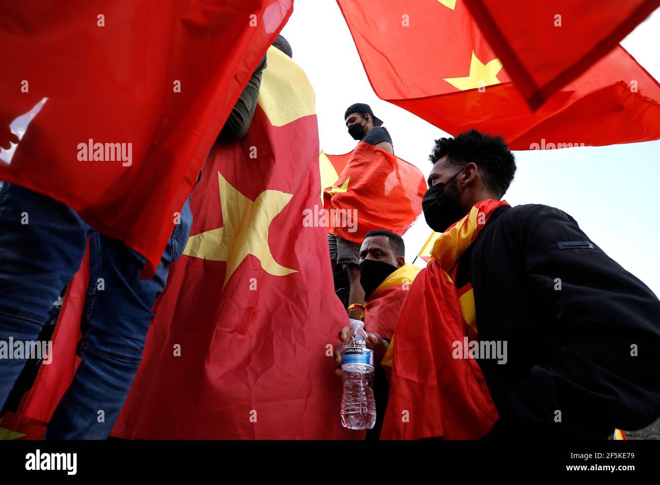 Durante la manifestación, los manifestantes se vieron encallados en las banderas de Tigray.los manifestantes se marcharon en manifestación contra la ocupación militar de Tigray por Eritrea tras la prohibición del gobierno etíope de entrar a periodistas y trabajadores humanitarios en su Estado de Tigray y las denuncias de una crisis humanitaria y genocidio. Además, el gobierno niega la muerte de Tigrayen, así como la presencia de los militares de la cercana Eritrea en la región. Foto de stock