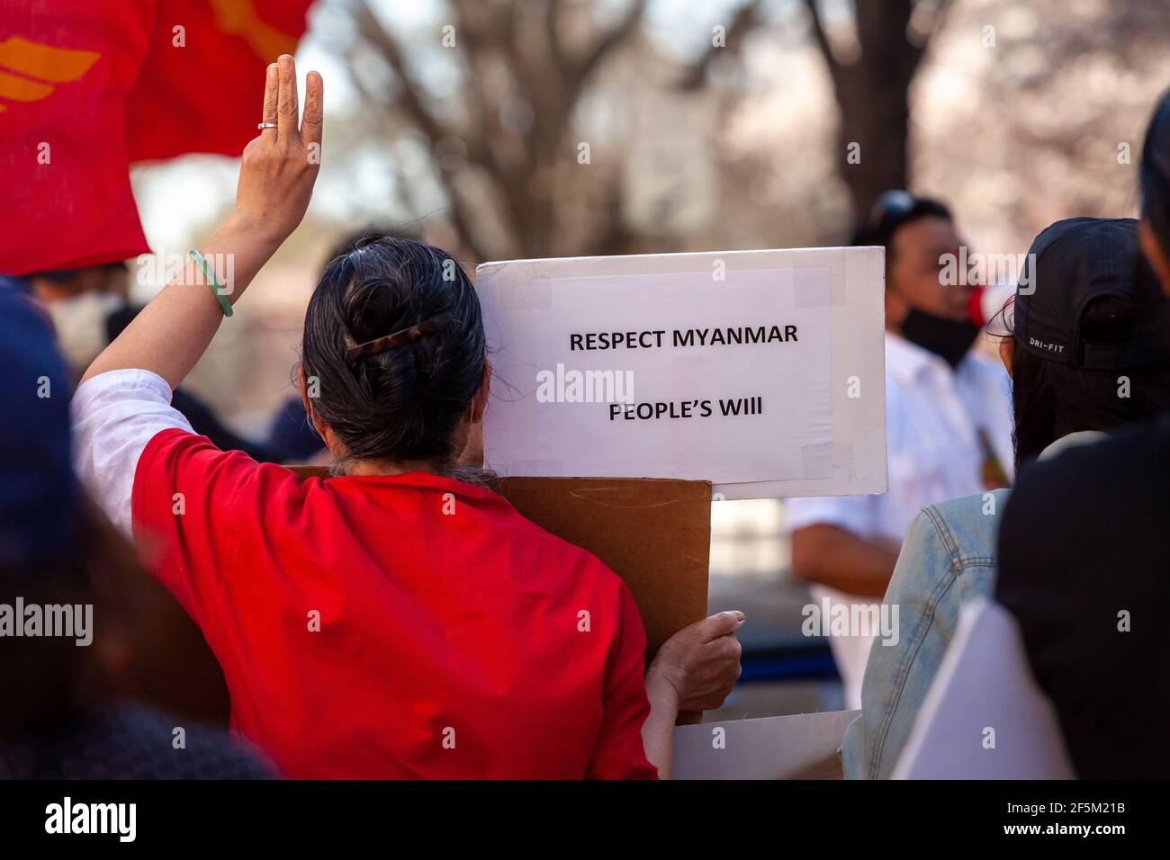 Washington, DC, EE.UU., 26 de marzo de 2021. En la foto: Una mujer tiene un signo que exige que el gobierno de Myanmar respete la voluntad de la gente mientras sostiene tres dedos sobre su cabeza para mostrar apoyo y solidaridad. Crédito: Allison C Bailey/Alamy Live News Foto de stock