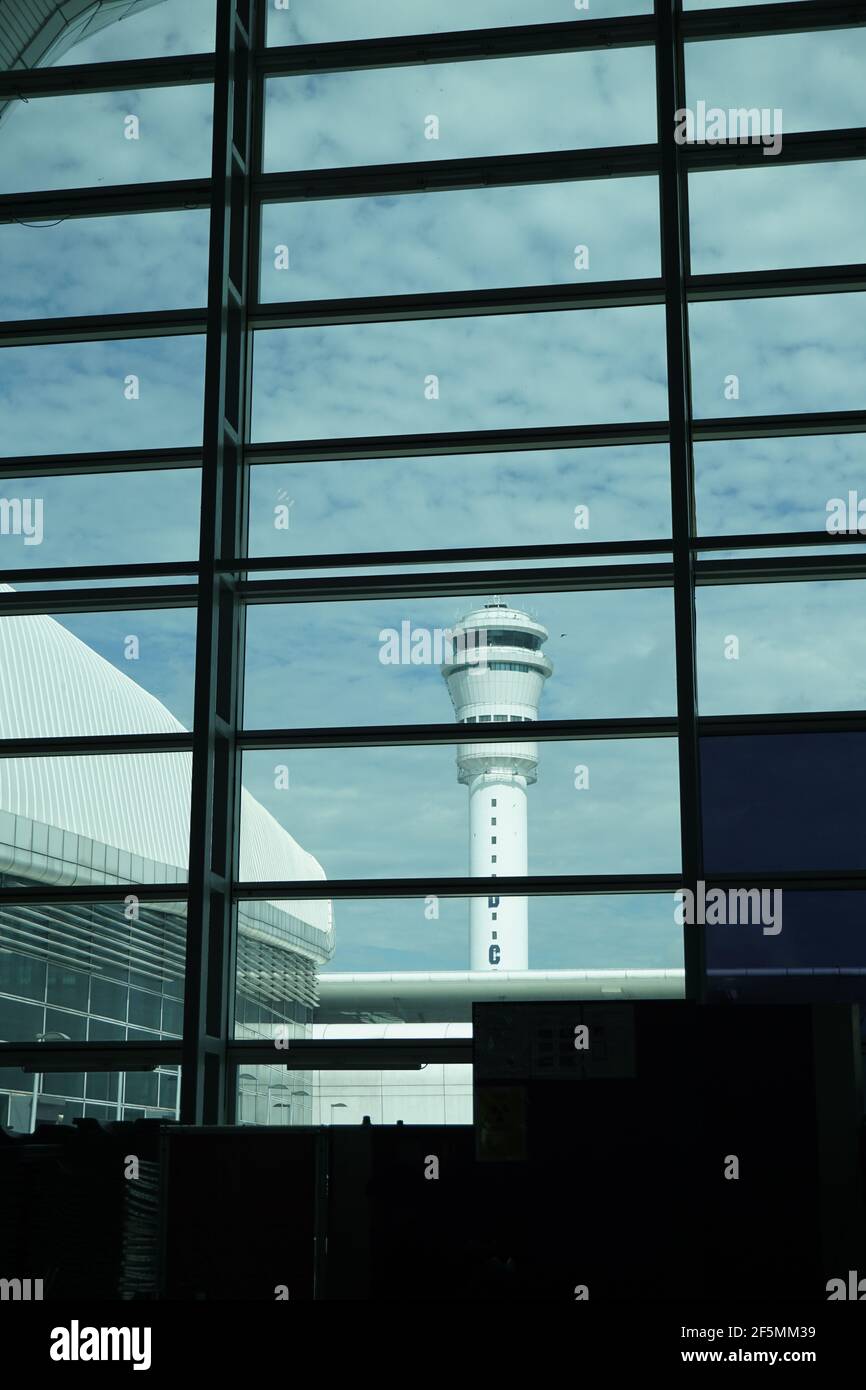 torre de control del aeropuerto vista a través de la ventana Foto de stock