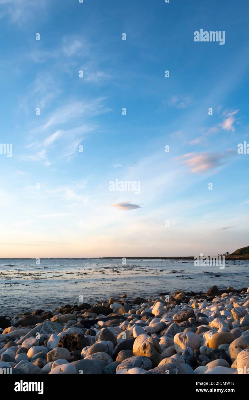 Playa con piedras redondas blancas, Glenburn, Wairarapa, Isla Norte, Nueva Zelanda Foto de stock